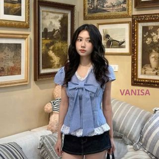 Áo babydoll nữ bánh bèo cổ v phối nơ xinh vải voan có dây eo sọc xanh trắng VANISA SMS565