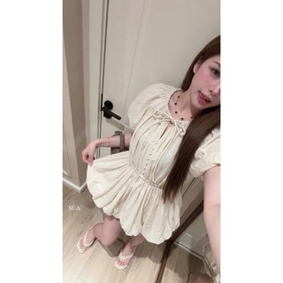 váy kiểu babydoll cổ V nhún bèo bo chun eo tạo form xòe phồng tay ngắn phồng