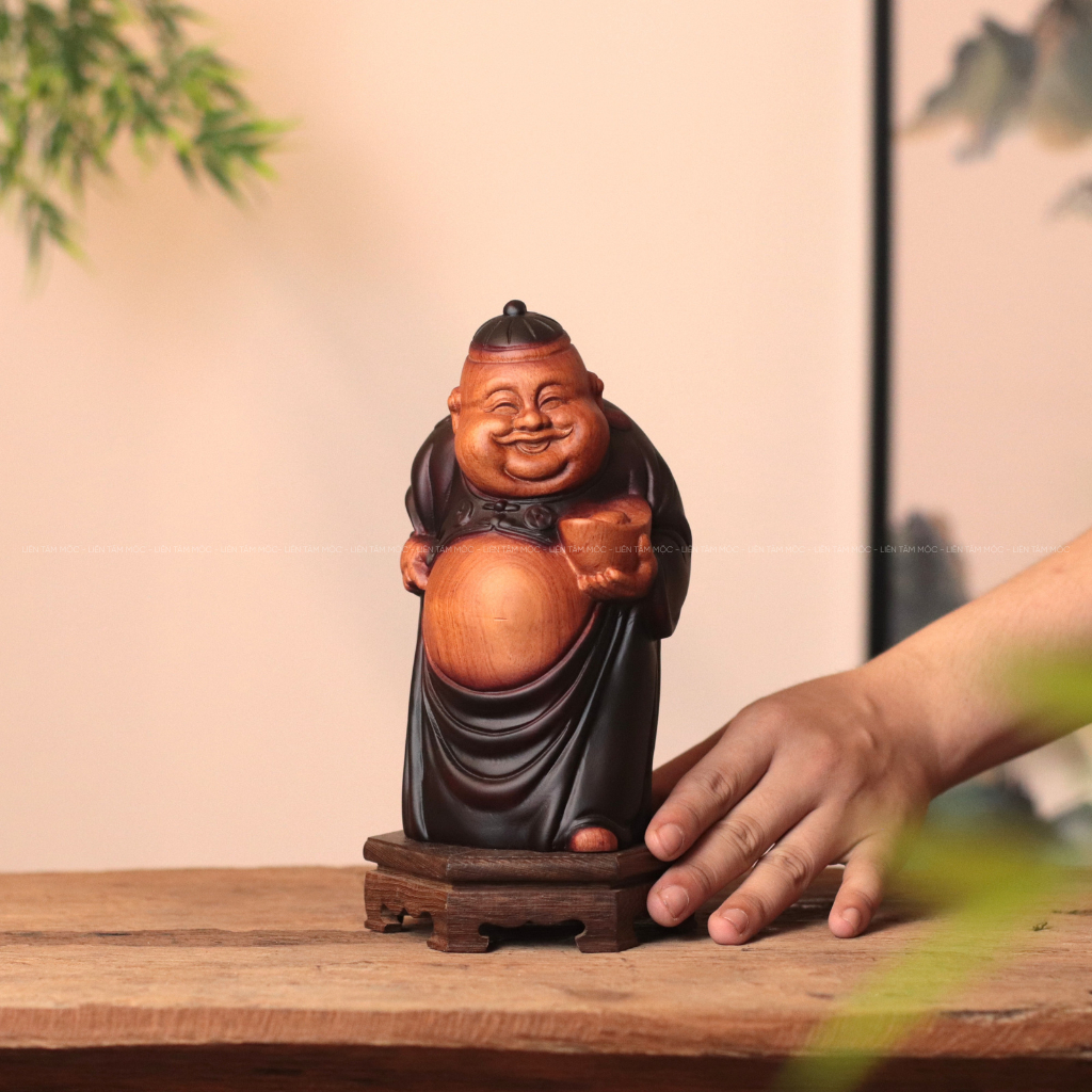 Tượng Ông Thương Gia Tay Cầm Thỏi Vàng, Gỗ Hương 20cm/30cm, Quà Tặng Đối Tác, Trang Trí Bàn Làm Việc Phong Thủy, Tài Lộc