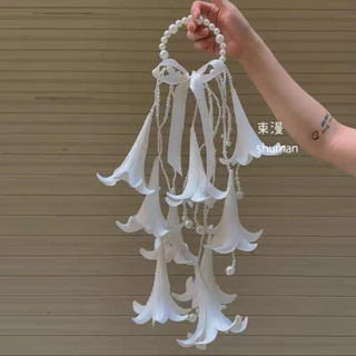 bó hoa vòng tay cô dâu hoa loa kèn trắng K001