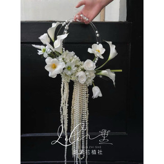 bó hoa cưới cầm tay cô dâu Anglel peal