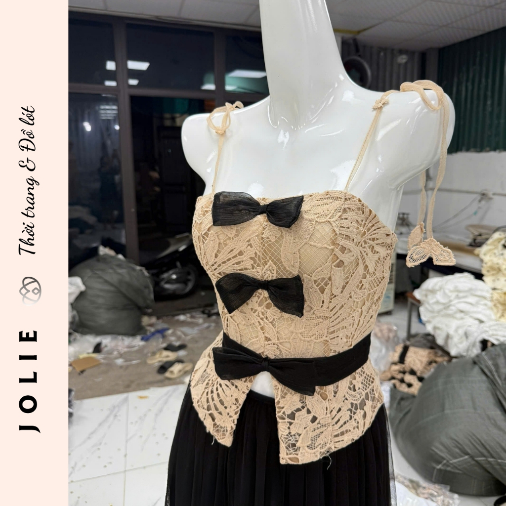 Set Áo Hai Dây Kèm Váy Jolie Ren Thêu Phối Nơ Đen Dáng Peplum Sang Chảnh
