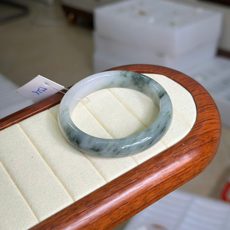 Vòng tay Thiên Sơn Thuý bản hẹ trang sức thời trang cao cấp bằng đá tự nhiên nguyên khối