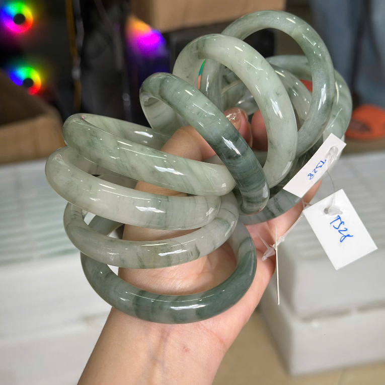 Vòng tay Thiên Sơn Thuý bản hẹ trang sức thời trang cao cấp bằng đá tự nhiên nguyên khối