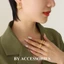 Bông tai nữ titan cổ điển bản lá vát dẹp gợn sóng mạ vàng 18K không gỉ WE2643 BY ACCESSORIESA