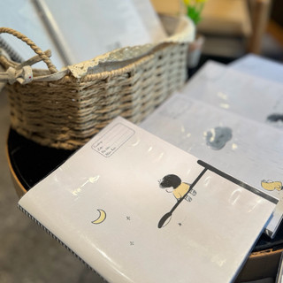 (XẤP 10 Tờ SẴN BÌA KIẾNG) Giấy bao tập, Giấy bao vở, Bao sách chủ đề Hình vẽ tay | by Winwin