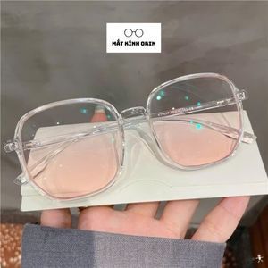 Kính mát gọng lớn màu hồng trong thời trang cho nữ