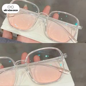 Kính mát gọng lớn màu hồng trong thời trang cho nữ