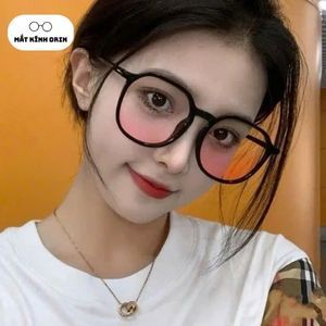 Kính mát gọng lớn màu hồng trong thời trang cho nữ