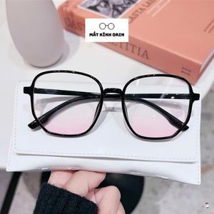 Kính mát gọng lớn màu hồng trong thời trang cho nữ