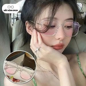Kính mát gọng lớn màu hồng trong thời trang cho nữ