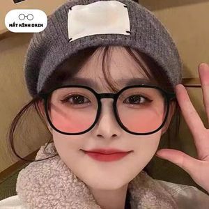 Kính mát gọng lớn màu hồng trong thời trang cho nữ