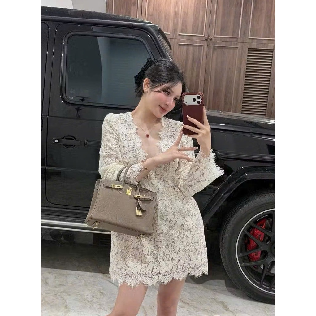 Váy Đầm Ren Trắng Dự Tiệc Cổ V Xẻ Sâu Dáng Suông Chữ A, Đầm Ren Hoa Nổi Tay Dài Có Lót Trong Sang Chảnh - CHAMIE STUDIO