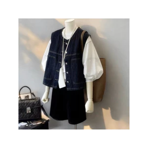 áo khoác denim khoét nách phối sơ mi hoặc áo phông chất liệu denim cứng cáp