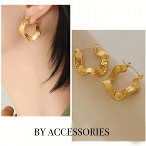 Bông tai nữ titan cổ điển bản lá vát dẹp gợn sóng mạ vàng 18K không gỉ WE2643 BY ACCESSORIESA