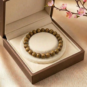 Vòng tay gỗ Bách Xanh hương thơm dễ chịu, mang lại bình an may mắn cho người đeo