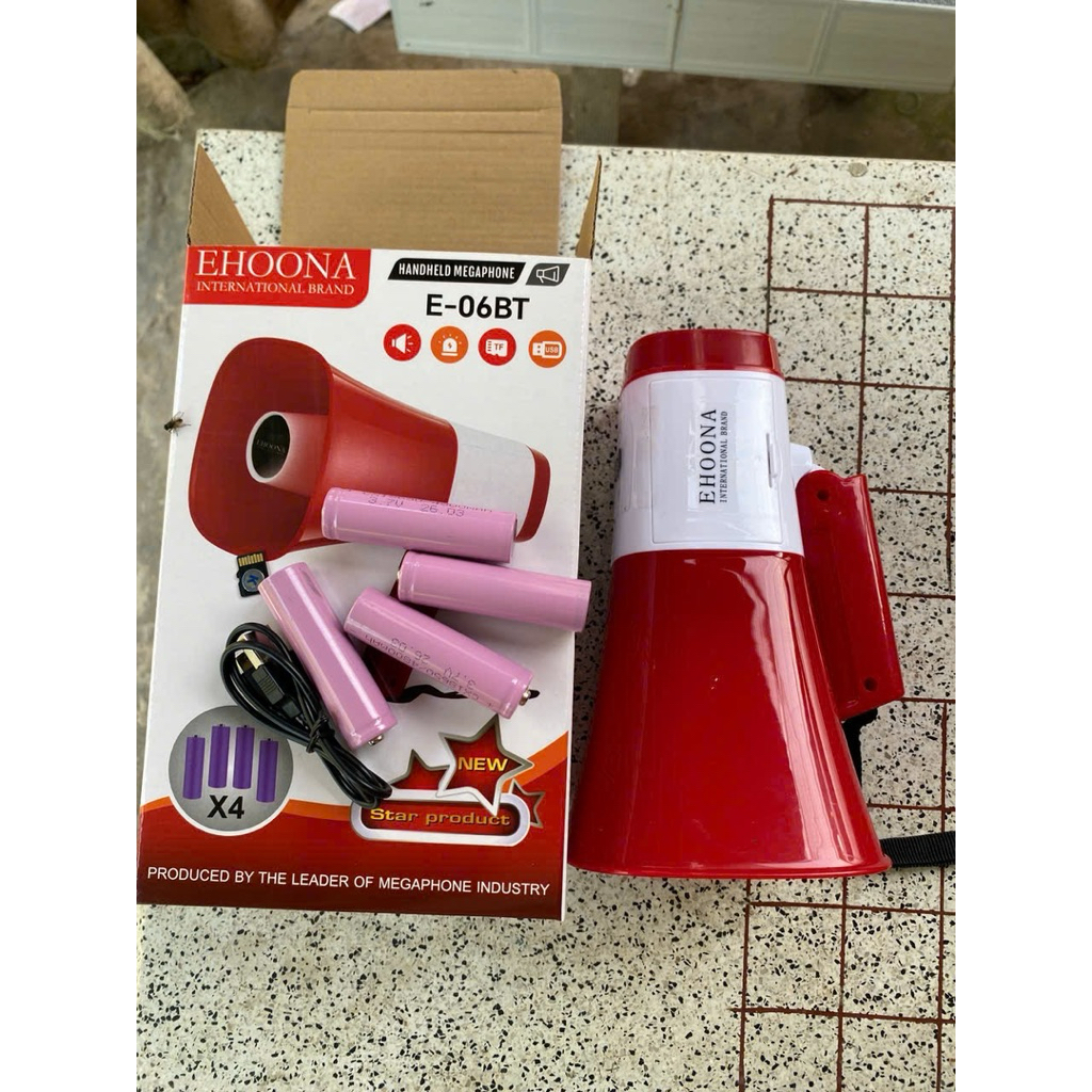 Loa túc ếch 4 pin kèm thẻ nhớ.