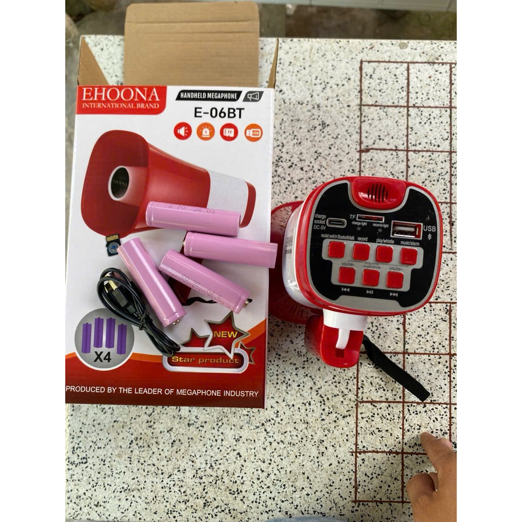 Loa túc ếch 4 pin kèm thẻ nhớ.