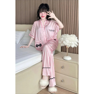Đồ Ngủ Lụa Latin Màu Hồng Sọc In Hình Nơ Pijama Cổ Y Cánh Dơi Form Rộng Freesize Thoáng Mát