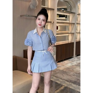 Áo sơ mi kẻ sọc xanh trắng tay bồng đính hoa hồng nổi kết hợp chân váy ngắn xếp ly