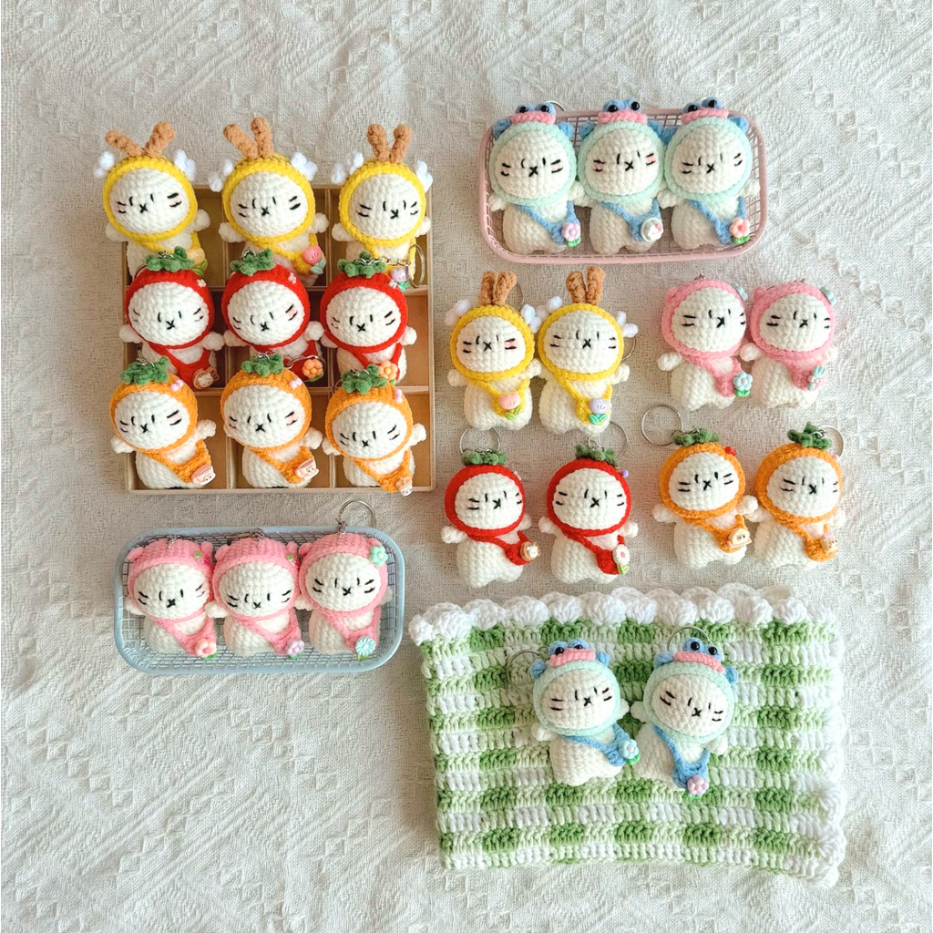 [LẺ 1 CÁI] Móc Khoá Len Nhung Mèo Trắng Kitty Đội Mũ Trái Cây Đeo Túi Chéo Balo Haste Dễ Thương Handmade