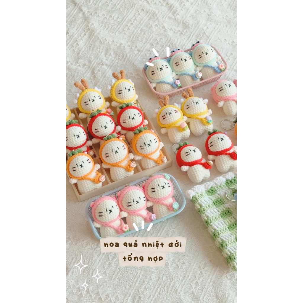 [LẺ 1 CÁI] Móc Khoá Len Nhung Mèo Trắng Kitty Đội Mũ Trái Cây Đeo Túi Chéo Balo Haste Dễ Thương Handmade