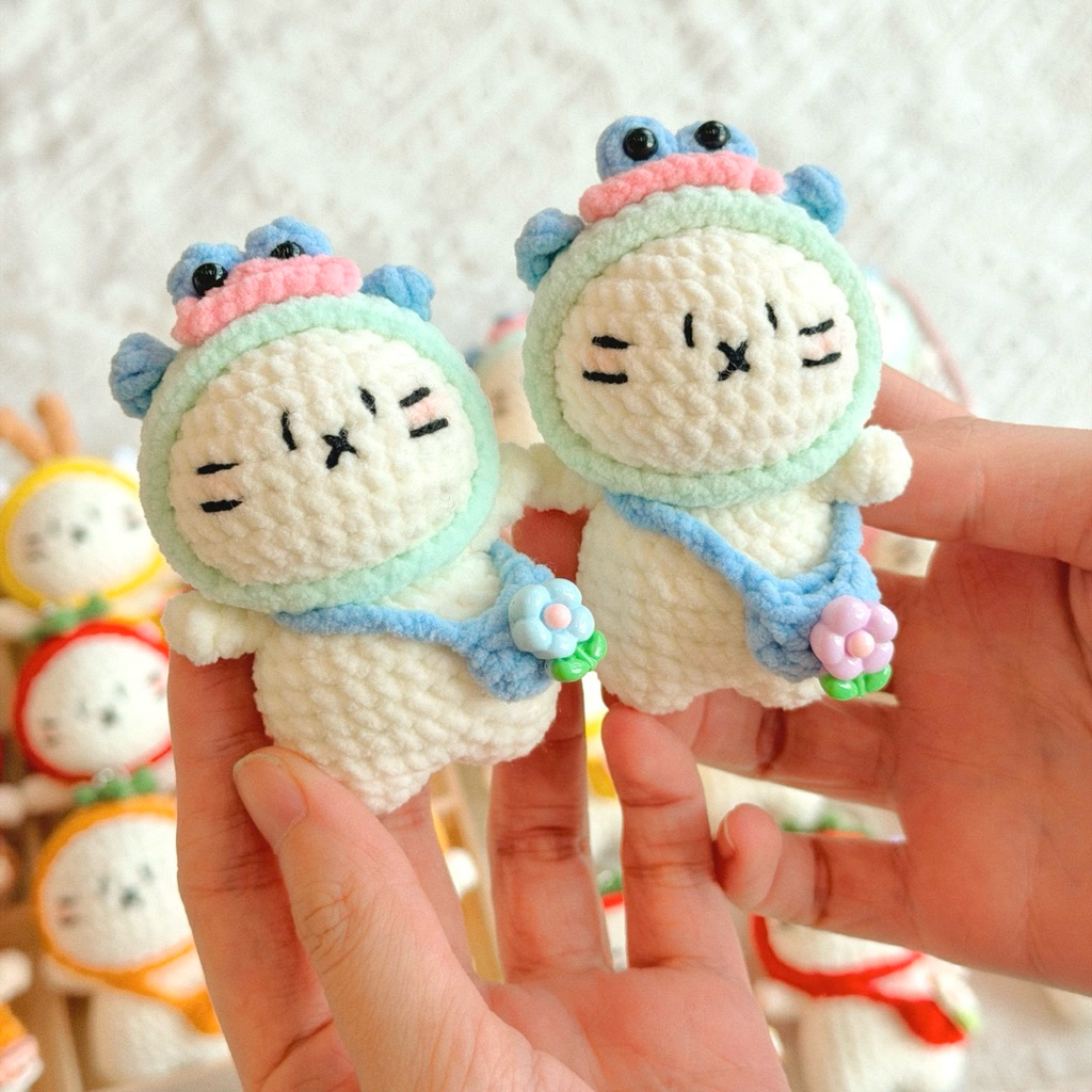 [LẺ 1 CÁI] Móc Khoá Len Nhung Mèo Trắng Kitty Đội Mũ Trái Cây Đeo Túi Chéo Balo Haste Dễ Thương Handmade
