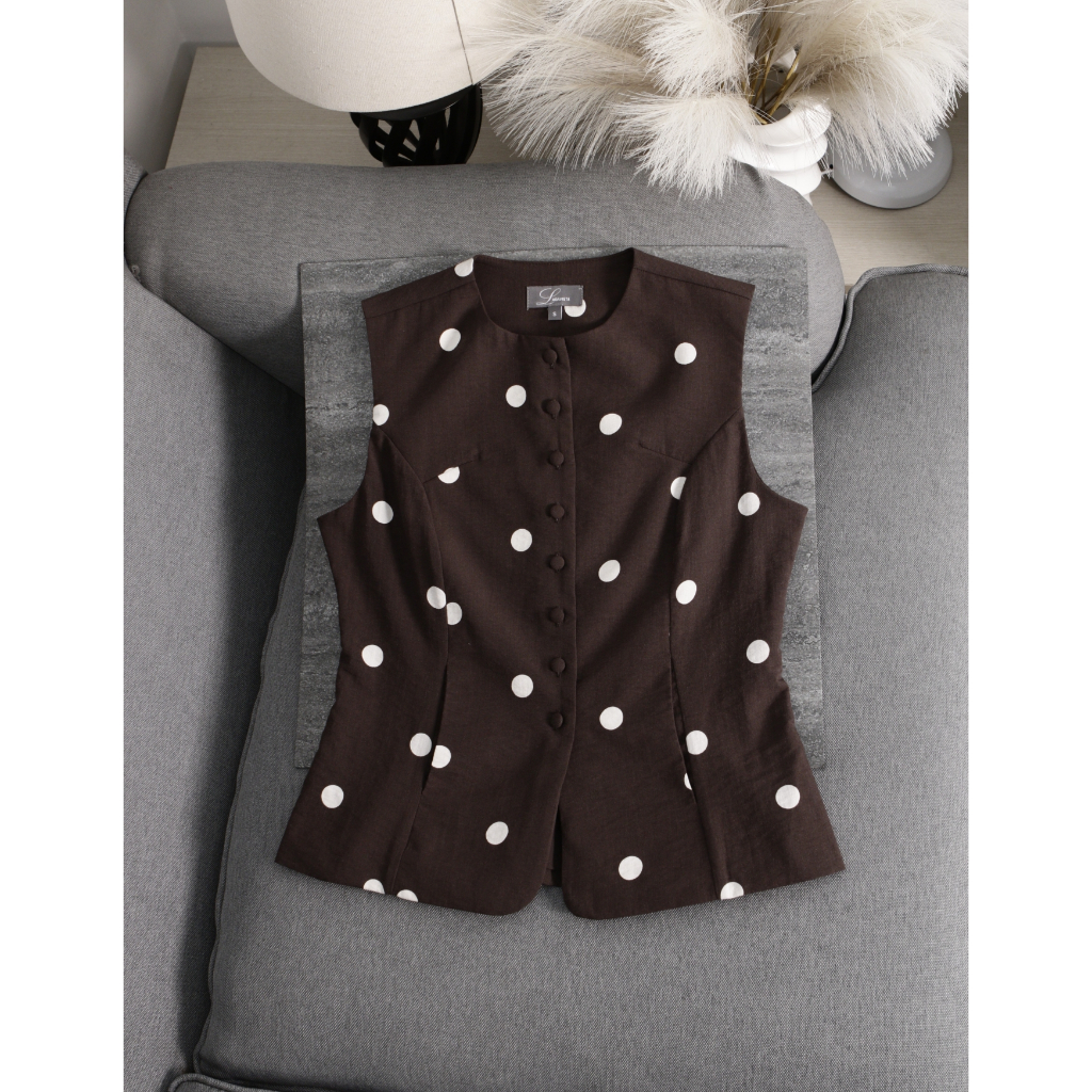LABAVISTA Áo gile vải linen màu nâu chocolate chấm bi trắng thanh lịch và hiện đại