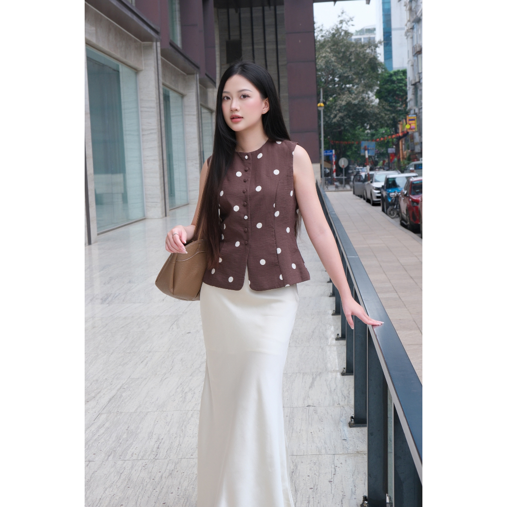 LABAVISTA Áo gile vải linen màu nâu chocolate chấm bi trắng thanh lịch và hiện đại
