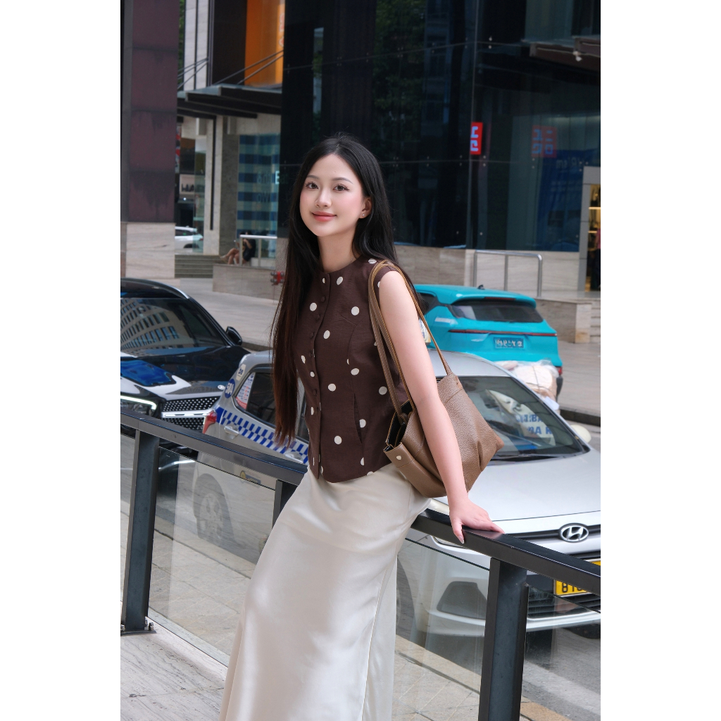 LABAVISTA Áo gile vải linen màu nâu chocolate chấm bi trắng thanh lịch và hiện đại