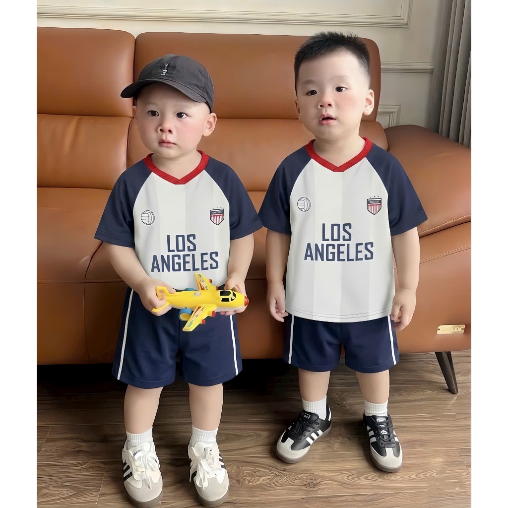 (VNTK)Bộ thể thao hè cổ V hoạ tiết chữ trắng phối xanh than chất liệu thông hơi mềm mát cho bé đi học đi chơi size 10-25