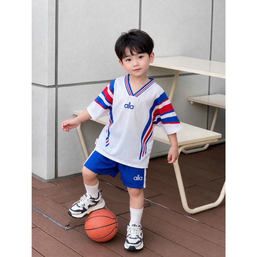 (VNTK)Bộ thể thao hè cổ V phối viền chất liệu tráng bạc mềm mát cho bé đi học đi chơi size 10-25kg
