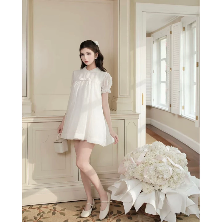 ĐẦM THIẾT KẾ NỮ - ĐẦM BABYDOLL TRẮNG TIỂU THƯ CỔ SEN NƠ NGỰC HOẠ TIẾT NƠ XINH “HÀ THẢO”