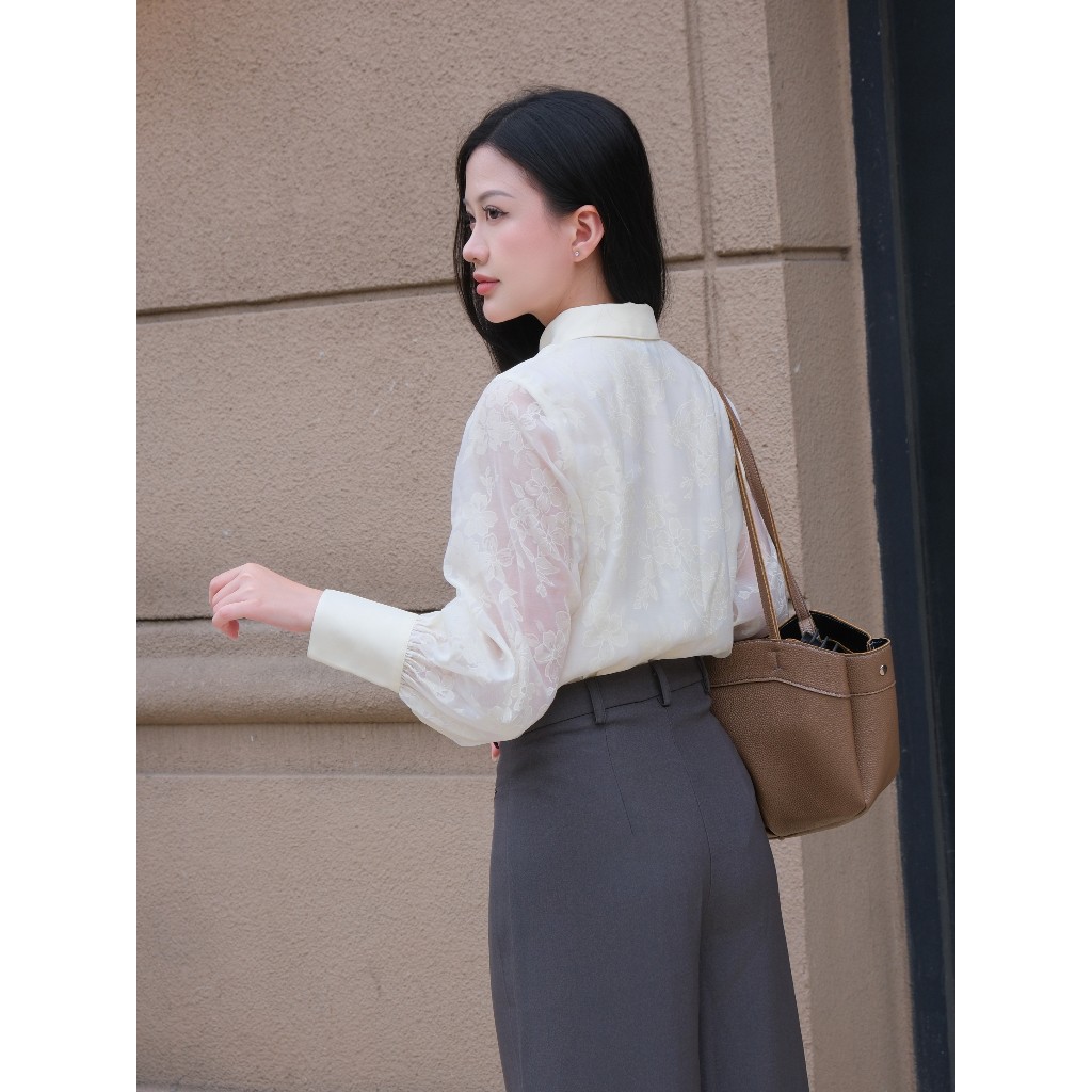LABAVISTA Áo sơ mi nữ cổ nhọn tay phồng form suông màu kem pastel chất tơ họa tiết hoa thanh lịch