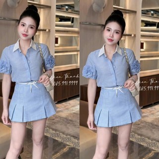 Áo sơ mi kẻ sọc xanh trắng tay bồng đính hoa hồng nổi kết hợp chân váy ngắn xếp ly