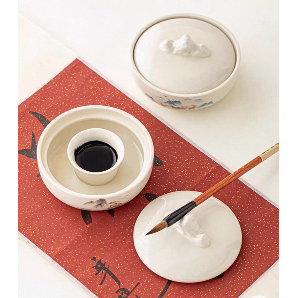 Nghiên mực gốm sứ cao cấp phong cách sơn thủy cổ điển – vừa giữ mực, giữ nước, vừa có gác bút bảo vệ đầu lông bút