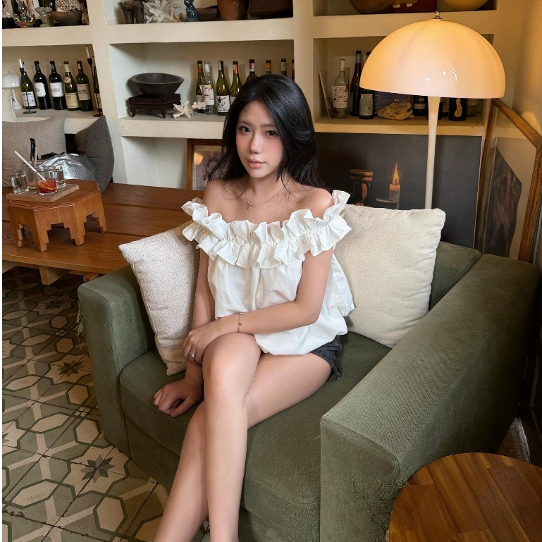 HTIQUE - Áo trễ vai bèo tầng tiểu thư nữ tính, Áo trễ vai trắng nhún dáng bí tạo điểm nhấn nhẹ nhàng AQ10