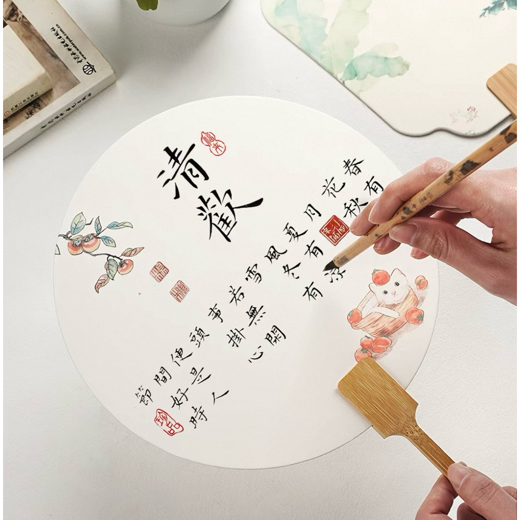 Quạt in cổ phong nhiều họa tiết tinh xảo dùng để viết thư pháp, vẽ tranh thủy mặc và trang trí không gian nghệ thuật.
