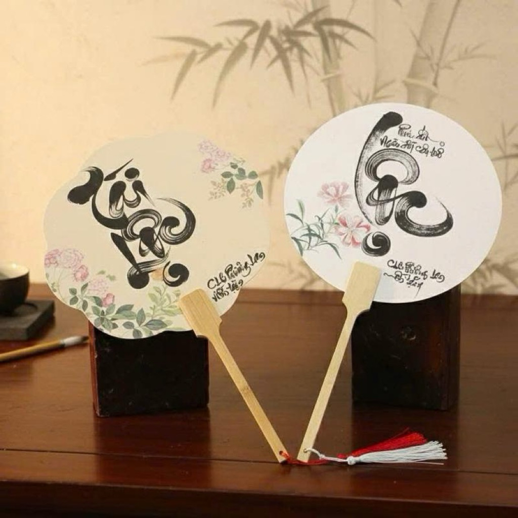 Quạt in cổ phong nhiều họa tiết tinh xảo dùng để viết thư pháp, vẽ tranh thủy mặc và trang trí không gian nghệ thuật.