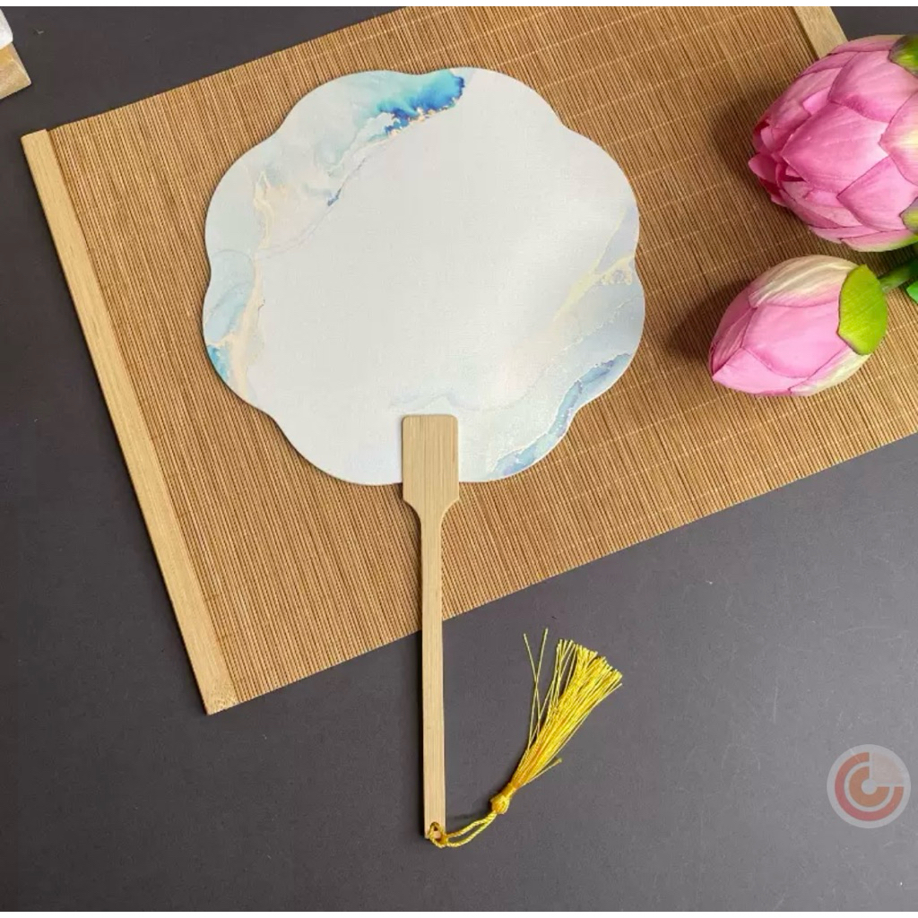 Quạt in cổ phong nhiều họa tiết tinh xảo dùng để viết thư pháp, vẽ tranh thủy mặc và trang trí không gian nghệ thuật.