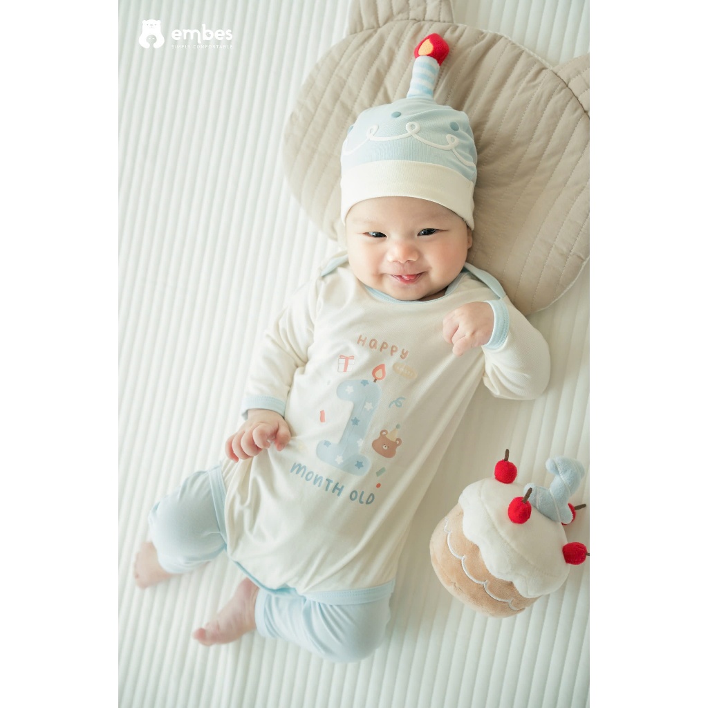 𝐁𝑨𝐁𝐘 𝐅𝐈𝐑𝐒𝐓 𝐁-𝐃𝐀𝐘 | Set Body Chip In Hình "embes happy 1month old"  Kèm Mũ Dành Cho Bé Mặc Đầy Tháng