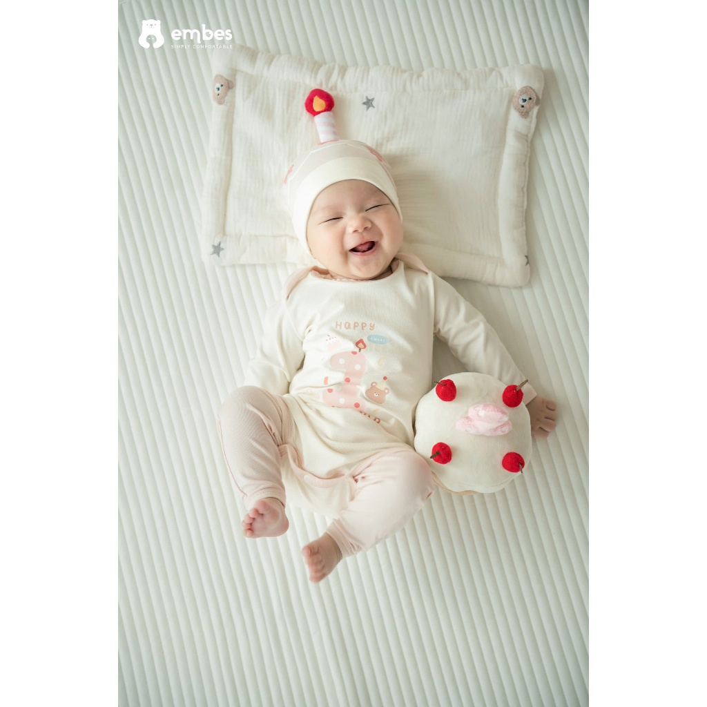 𝐁𝑨𝐁𝐘 𝐅𝐈𝐑𝐒𝐓 𝐁-𝐃𝐀𝐘 | Set Body Chip In Hình "embes happy 1month old"  Kèm Mũ Dành Cho Bé Mặc Đầy Tháng