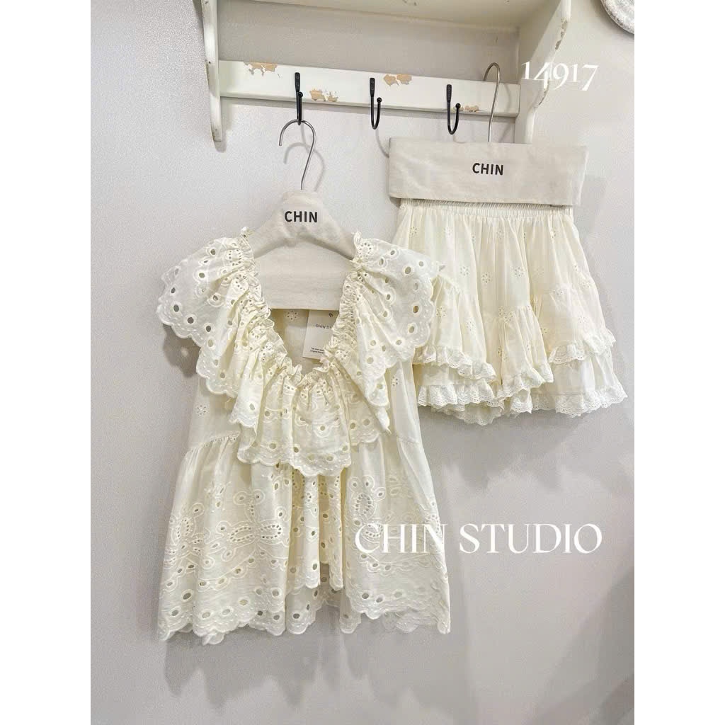 Set Bộ Nữ Thô Đục Lỗ Cổ Bèo Trễ Vai Dáng Babydoll Kèm Quần Đùi, Set Đồ Đi Biển Du Lịch Mùa Hè Tôn Dáng - CHAMIE STUDIO