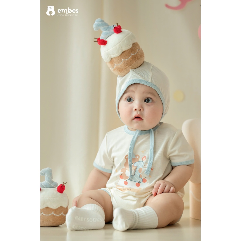 𝐁𝑨𝐁𝐘 𝐅𝐈𝐑𝐒𝐓 𝐁-𝐃𝐀𝐘 | Body Cộc Tay In Hình "embes 1st B-Day" Kèm Mũ Gắn Bánh Sinh Nhật Cho Bé 1 Tuổi