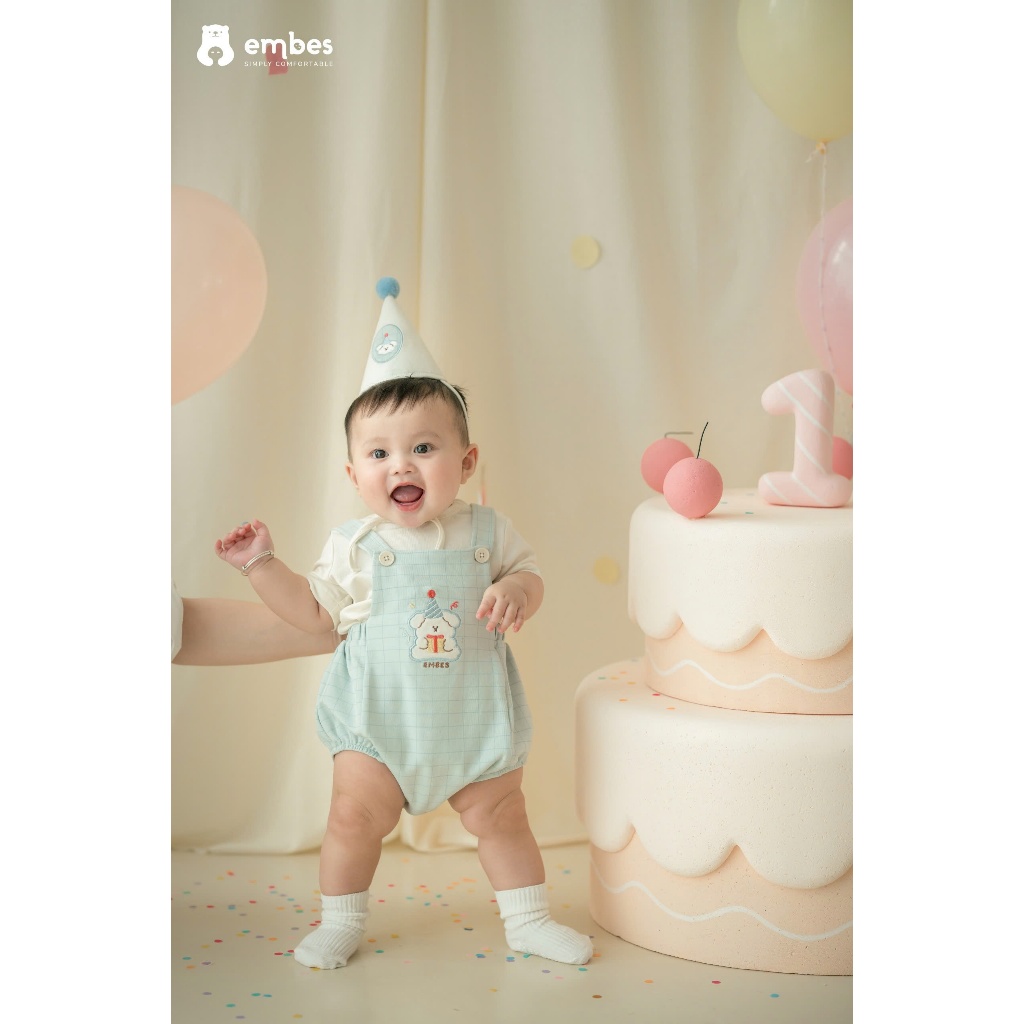 𝐁𝑨𝐁𝐘 𝐅𝐈𝐑𝐒𝐓 𝐁-𝐃𝐀𝐘 | Set Yếm Kẻ Thêu Hình Phối Áo Phông Cộc Tay Kèm Mũ Chóp Sinh Nhật Cho Bé 1 Tuổi