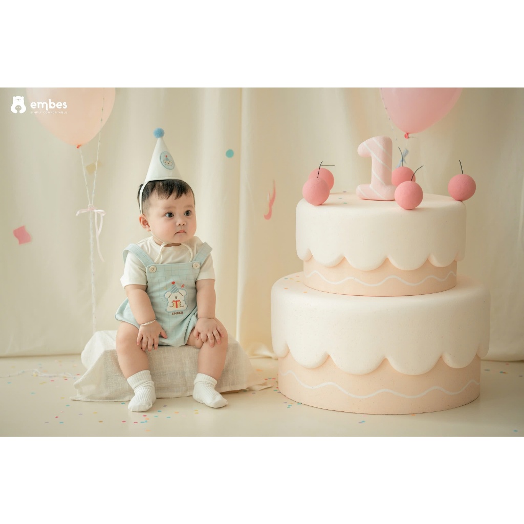 𝐁𝑨𝐁𝐘 𝐅𝐈𝐑𝐒𝐓 𝐁-𝐃𝐀𝐘 | Set Yếm Kẻ Thêu Hình Phối Áo Phông Cộc Tay Kèm Mũ Chóp Sinh Nhật Cho Bé 1 Tuổi