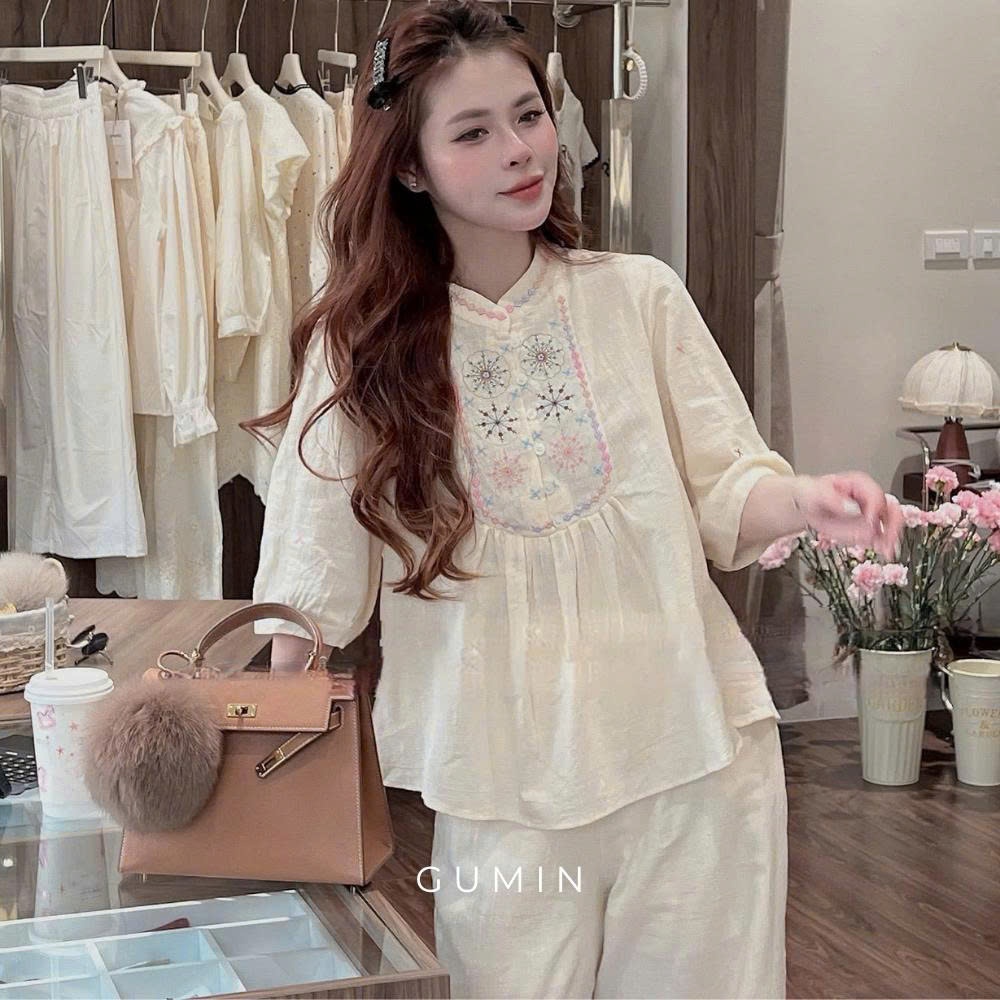 Set bộ đũi thêu cổ tàu GUMIN thiết kế áo tay lỡ hoạ tiết thêu ngực tỉ mỉ kèm quần suông dài phối viền ren sang chảnh tha