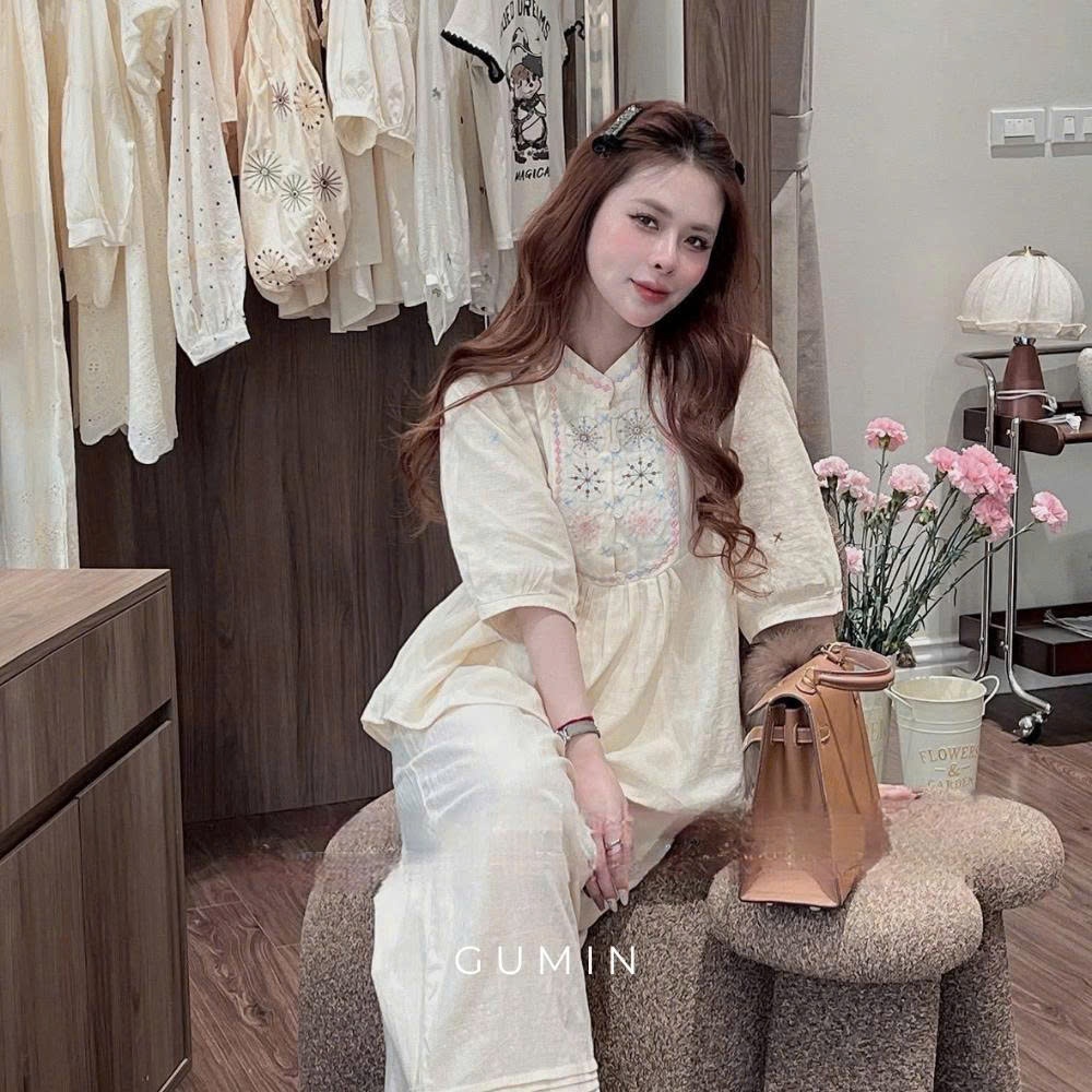 Set bộ đũi thêu cổ tàu GUMIN thiết kế áo tay lỡ hoạ tiết thêu ngực tỉ mỉ kèm quần suông dài phối viền ren sang chảnh tha