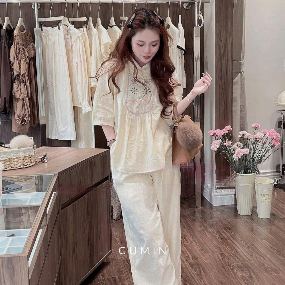Set bộ đũi thêu cổ tàu GUMIN thiết kế áo tay lỡ hoạ tiết thêu ngực tỉ mỉ kèm quần suông dài phối viền ren sang chảnh tha