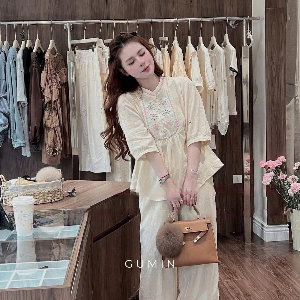 Set bộ đũi thêu cổ tàu GUMIN thiết kế áo tay lỡ hoạ tiết thêu ngực tỉ mỉ kèm quần suông dài phối viền ren sang chảnh tha